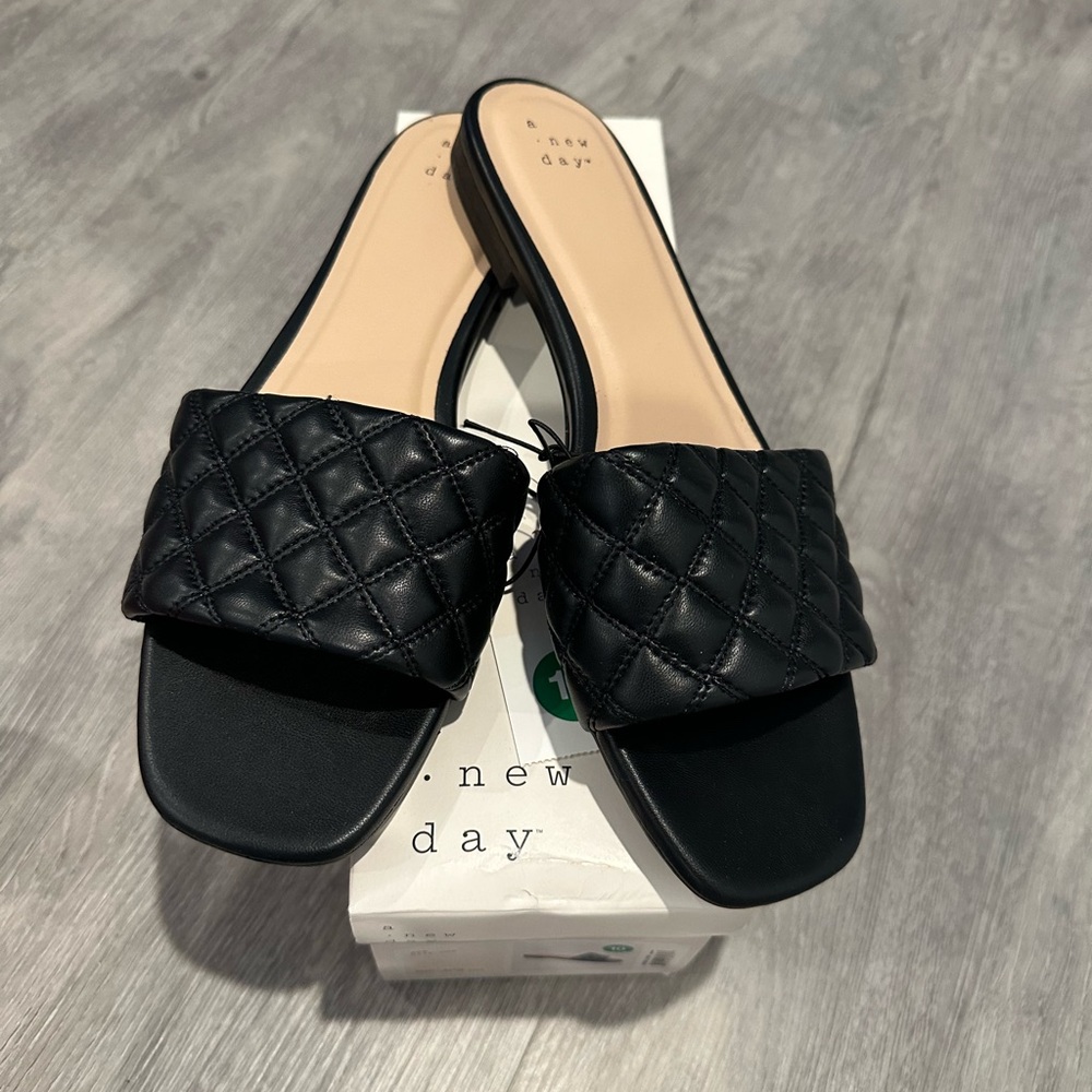 NEW IN BOX-Quilted Women’s Slides-Size 10